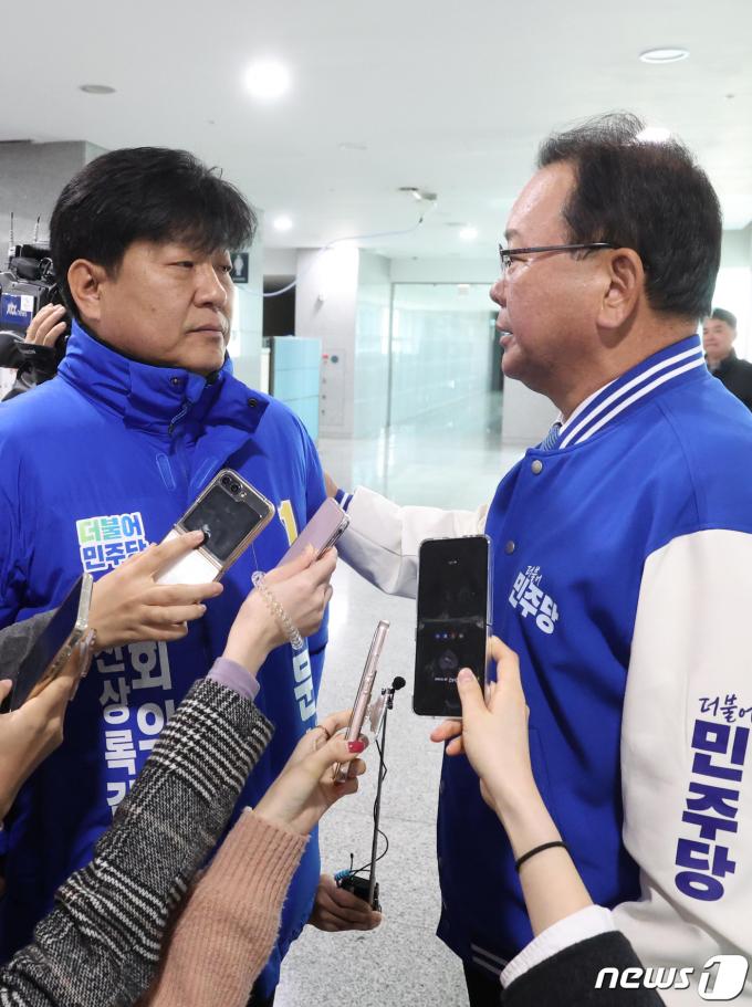 김부겸 더불어민주당 상임공동선대위원장이 17일 오전 서울 여의도 국회 의원회관 로비에서 '노무현 비하' 논란에 휩싸인 양문석 경기 안산갑 예비후보에게 결단을 촉구하고 있다. 김 위원장은 