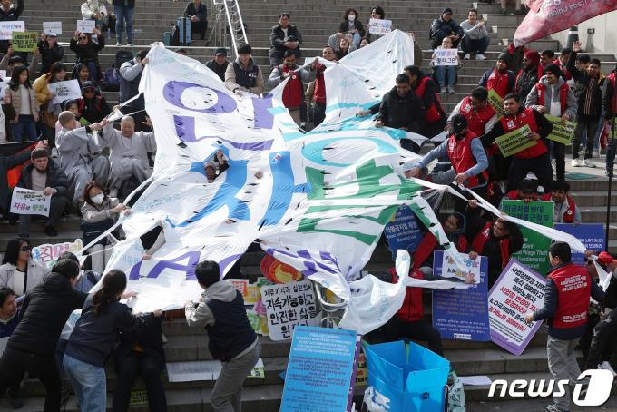 [사진] 찢겨지는 인종차별