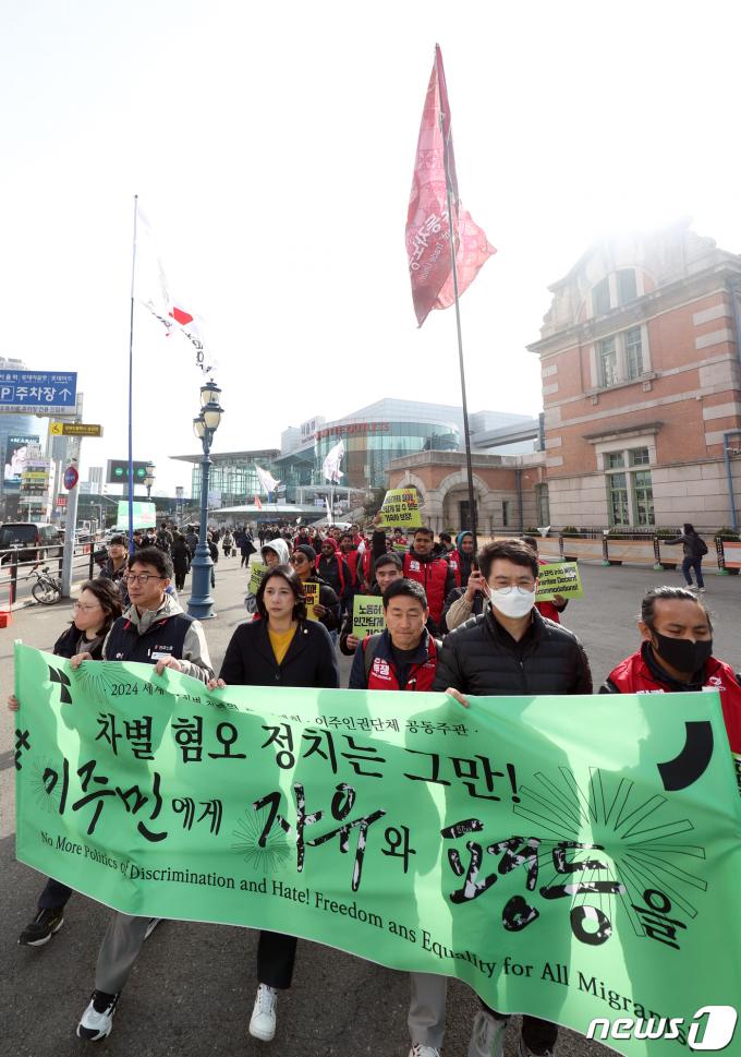 [사진] 용산 대통령실 향해 행진하는 이주인권단체연합