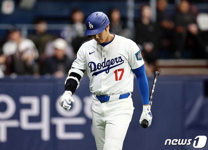 [사진] '2연속 삼진' 오타니 쇼헤이, 고개를 들 수 없어