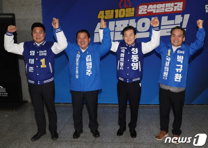 [뉴스1 PICK]민주 총선 후보자 한 자리에, 이재명 