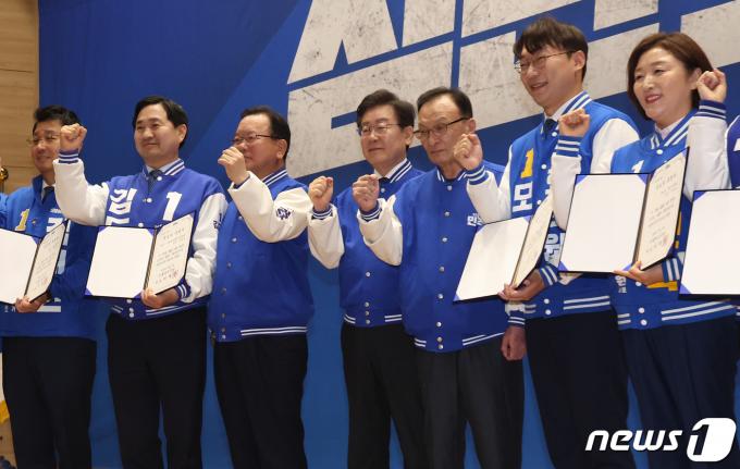 [뉴스1 PICK]민주 총선 후보자 한 자리에, 이재명 