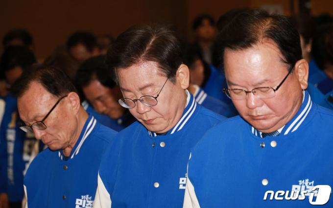 이재명 더불어민주당 대표가 17일 서울 여의도 국회 의원회관에서 열린 제22대 총선 후보자 대회에서 이해찬, 김부겸 상임공동선거대책위원장과 함께 묵념을 하고 있다. (공동취재) 2024.3.17/뉴스1 ⓒ News1 송원영 기자