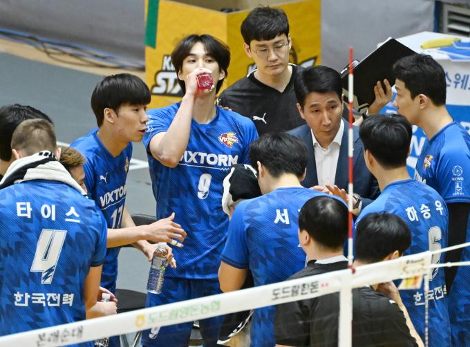 한국전력의 작전타임(KOVO제공)