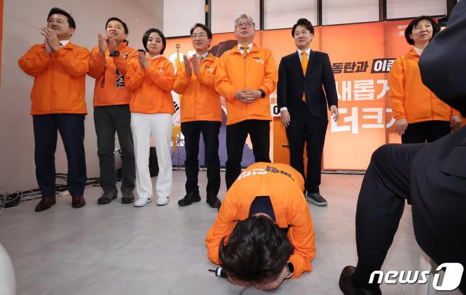 [사진] 당원들에게 큰절하는 양향자 원내대표