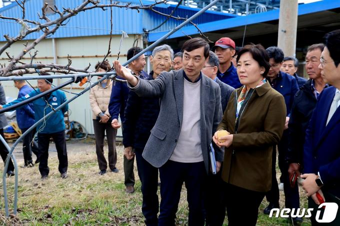 [사진] 개화기 저온피해 대응 현황 점검하는 송미령 장관