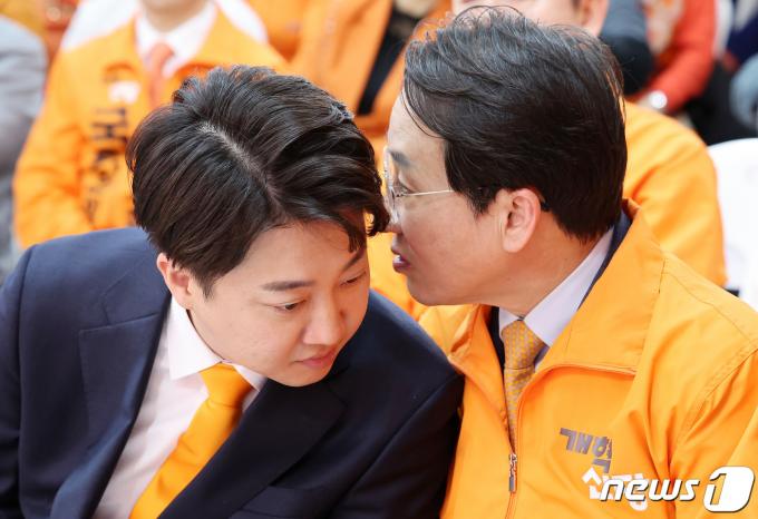 [사진] 귓속말 나누는 이준석·이원욱