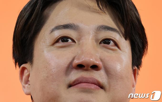 [사진] 눈시울 붉히는 이준석