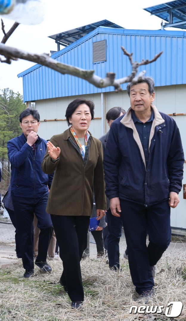 [사진] 과수원 찾은 송미령 장관