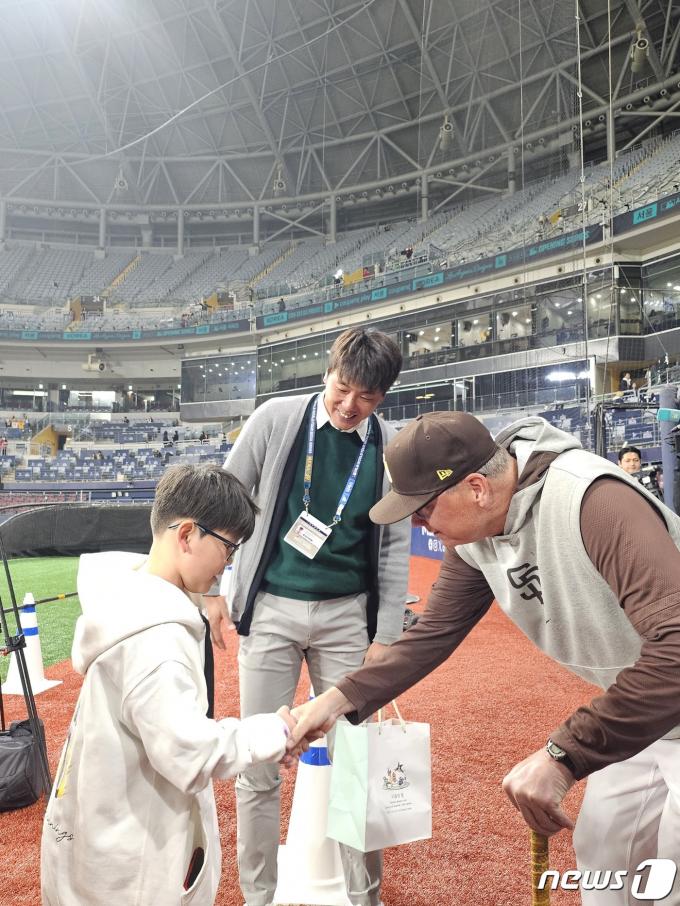 김광현(가운데)이 17일 서울 고척스카이돔에서 열리는 샌디에이고 파드리스와 한국 야구대표팀의 서울시리즈 스페셜 매치를 앞두고 마이크 실트 샌디에이고 감독을 만났다. 2024.3.17/뉴스1 ⓒ News1 이상철 기자