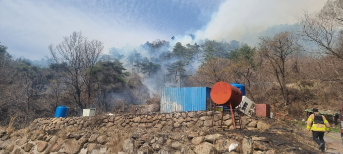 전남 순천시 별량면의 한 야산에서 산불이 발생했다. /사진=전남 순천소방 제공
