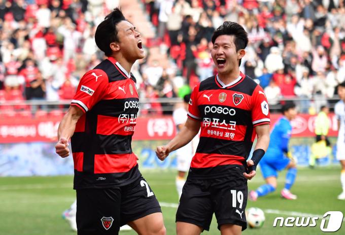 17일 오후 경북 포항스틸야드에서 열린 프로축구 '하나원큐 K리그1 2024' 포항 스틸러스와 광주 FC경기 후반에 교체 투입된 포항 정재희가 추가 시간에 골을 넣은 후 기뻐하고 있다. 2024.3.17/뉴스1 ⓒ News1 최창호 기자