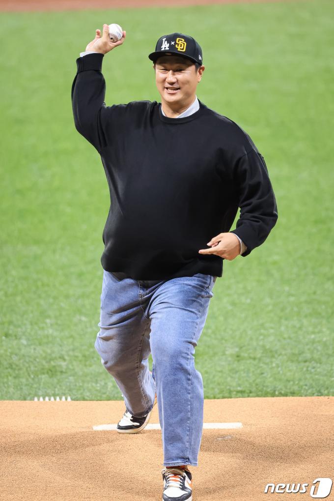 [사진] 이대호, 팀코리아와 샌디에이고 연습경기 시구