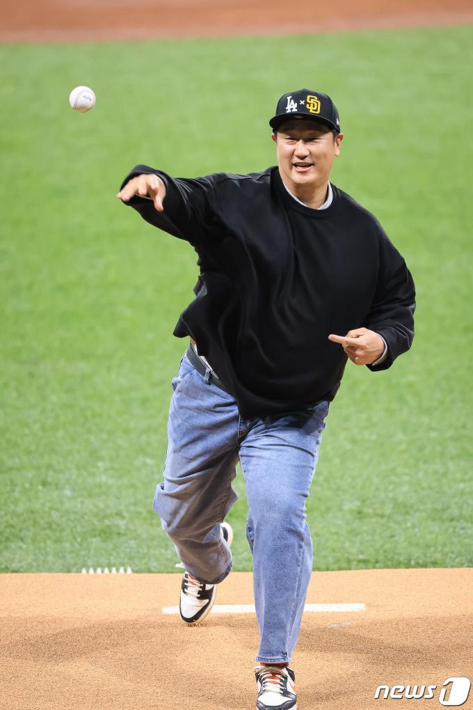[사진] 시구하는 이대호