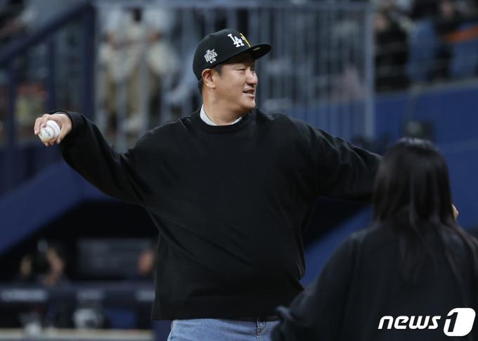 [사진] 시구하는 이대호