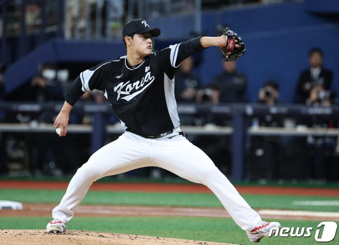 17일 서울 고척스카이돔에서 열린 팀코리아와 샌디에이고(SD) 파드리스의 미국프로야구(MLB) 서울시리즈 연습경기. 팀코리아 선발 문동주가 1회말 역투하고 있다. (공동취재) 2024.3.17/뉴스1 ⓒ News1 김진환 기자