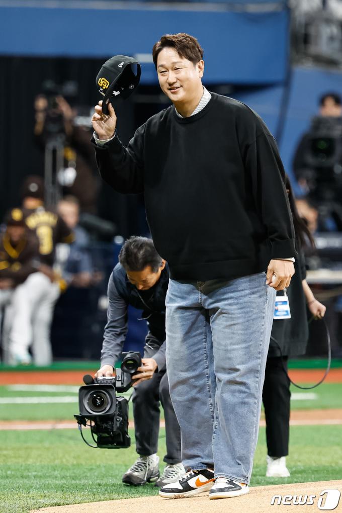 [사진] 시구자 나서 인사하는 이대호