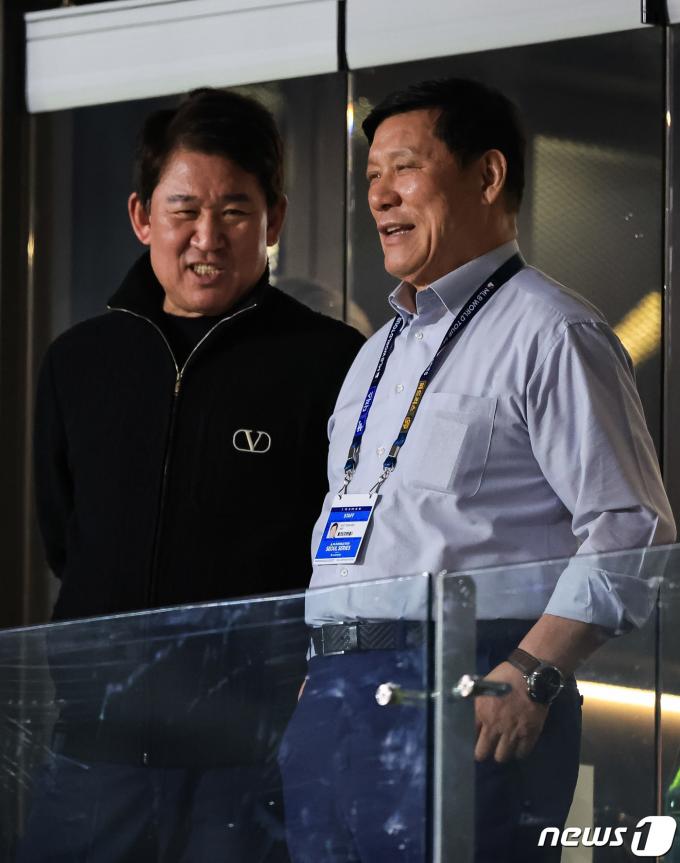 [사진] 샌디에이고와 팀코리아 경기 보며 미소 짓는 허구연 KBO 총재와 조계현 전력강화위원장