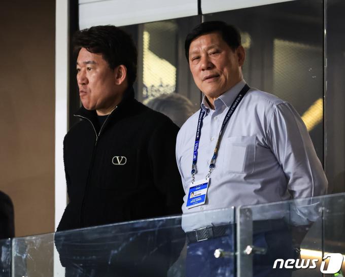 [사진] 샌디에이고와 팀코리아 경기 지켜보는 허구연·조계현