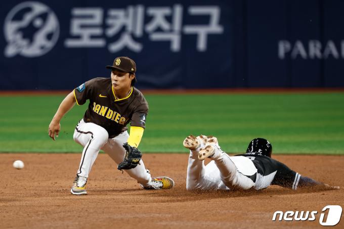 17일 서울 고척스카이돔에서 열린 팀코리아와 샌디에이고(SD) 파드리스의 미국프로야구(MLB) 서울시리즈 연습경기. 2회초 무사 1루 상황, 팀코리아 김주원의 삼진아웃 때 1루 주자 문보경이 2루 도루에 성공하고 있다. 왼쪽은 샌디에이고 유격수 김하성. (공동취재) 2024.3.17/뉴스1 ⓒ News1 김진환 기자