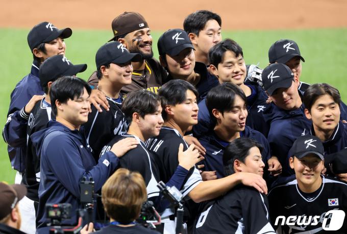 [사진] 타티스 주니어, 팀 코리아 선수들에게 인기 폭발!