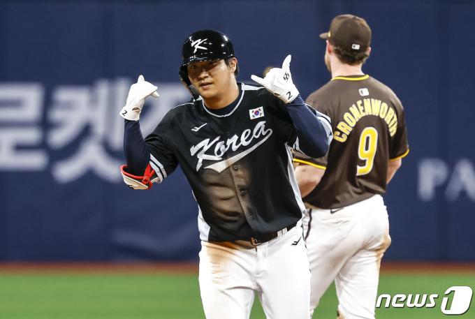 [사진] 2루타 친 문보경