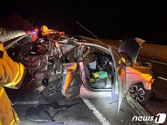 [사진] 고창담양고속도로서 4중 추돌…30대 엄마와 5살 아들 등 3명 숨져