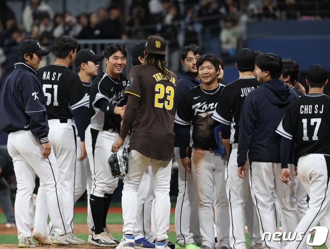 [사진] 타티스 주니어, 팀 코리아 선수들에게 인기 폭발
