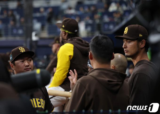[사진] 다르빗슈 유와 대화 나누는 고우석