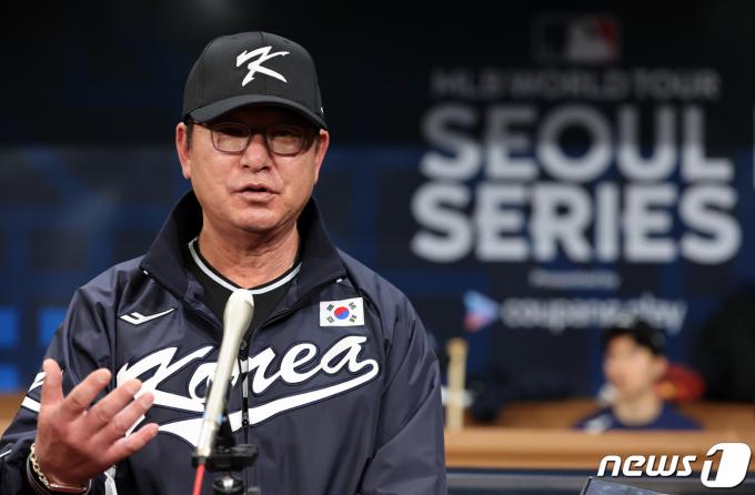 류중일 팀 코리아 감독이 16일 오후 서울 구로구 고척스카이돔에서 미국프로야구(MLB) 월드투어 서울시리즈에 출전하는 LA 다저스, 샌디에이고 파드리스와의 평가전을 앞두고 취재진 질문에 답변하고 있다. 2024.3.16/뉴스1 ⓒ News1 김진환 기자