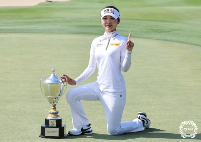 KLPGA 투어 블루캐니언 레이디스 챔피언십 정상에 오른 이예원이 기념 촬영을 하고 있다. /사진= KLPGA