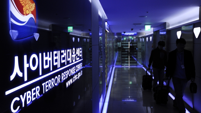 2013년 4월10일 정부는 사이버테러가 북한 정찰총국의 소행이라고 발표했다. 사진은 2013년 3월20일 오후 서울 서대문구 경찰청 사이버테러대응센터 현장의 모습. /사진=뉴스1