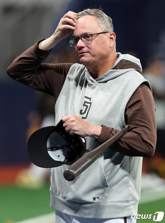 미국프로야구(MLB) 월드투어 서울시리즈에 출전하는 마이크 실트 샌디에이고 파드리스 감독이 16일 오후 서울 구로구 고척스카이돔에서 열린 공식 훈련에서 선수들의 훈련을 지켜보고 있다. 2024.3.16/뉴스1 ⓒ News1 김진환 기자