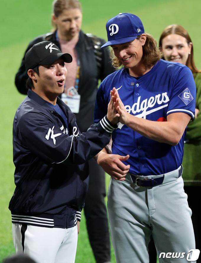 미국프로야구(MLB) 월드투어 서울시리즈에 출전하는 LA 다저스 타일러 글라스노우가 16일 오후 서울 구로구 고척스카이돔에서 열린 유소년 야구 클리닉에서 팀 코리아 원태인과 손바닥을 비교하고 있다. 2024.3.16/뉴스1 ⓒ News1 김진환 기자
