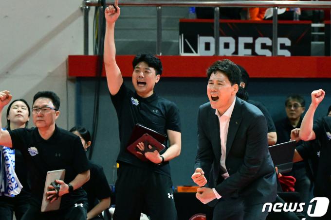 16일 광주시 페퍼스타디움에서 열린 2023-24시즌 도드람 V리그 여자부 6라운드 흥국생명과의 경기에서 강성형 현대건설 감독이 1위를 확정한 뒤 포효하고 있다. (한국배구연맹 제공) 2024.3.16/뉴스1 ⓒ News1 신웅수 기자