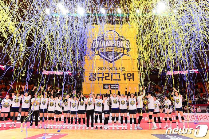 16일 광주시 페퍼스타디움에서 열린 2023-24시즌 도드람 V리그 여자부 6라운드 흥국생명과의 경기에서 승리해 정규리그 1위에 오른 현대건설 선수들이 세리머니를 하고 있다. 현대건설은 26승10패(승점 80)가 되면서 전날 정규리그를 모두 마친 흥국생명(승점 79)을 제치고 통산 5번째 정규리그 1위에 올랐다. (한국배구연맹 제공) 2024.3.16/뉴스1 ⓒ News1 신웅수 기자