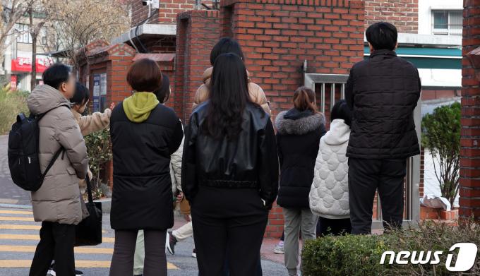 서울 한 초등학교에서 학부모들이 아이들을 등교시키고 있다. /뉴스1 ⓒ News1 김명섭 기자