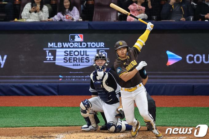 17일 서울 고척스카이돔에서 열린 팀코리아와 샌디에이고(SD) 파드리스의 미국프로야구(MLB) 서울시리즈 연습경기. 샌디에이고 김하성이 3회말 2사 1루 상황, 안타를 치고 있다. 2024.3.17/뉴스1 ⓒ News1 김진환 기자
