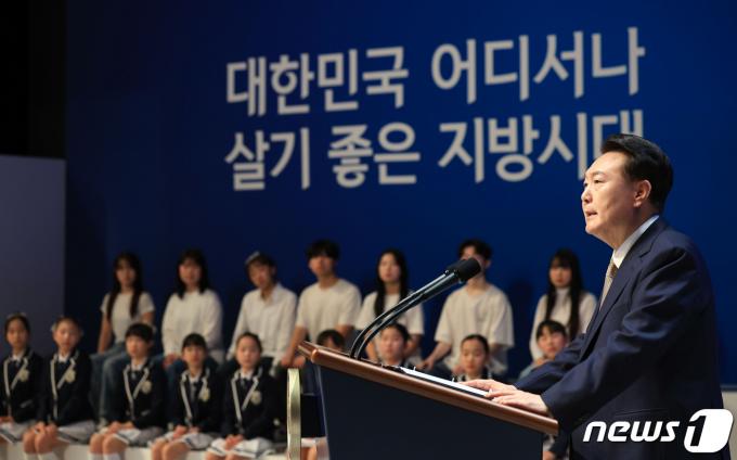 윤석열 대통령이 18일 전북 전주시 한국소리문화의전당 모악당에서 열린 전북특별자치도 출범식에서 축사를 하고 있다. (대통령실 제공) 2024.1.18/뉴스1 ⓒ News1 오대일 기자