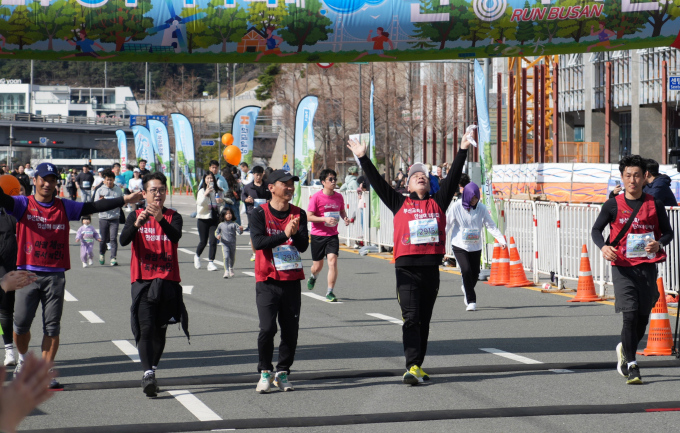 교육청 직원들과 함께 10KM 마라톤 완주 후 환호하는 하윤수 부산교육감(오른쪽 두번째)/사진=부산교육청