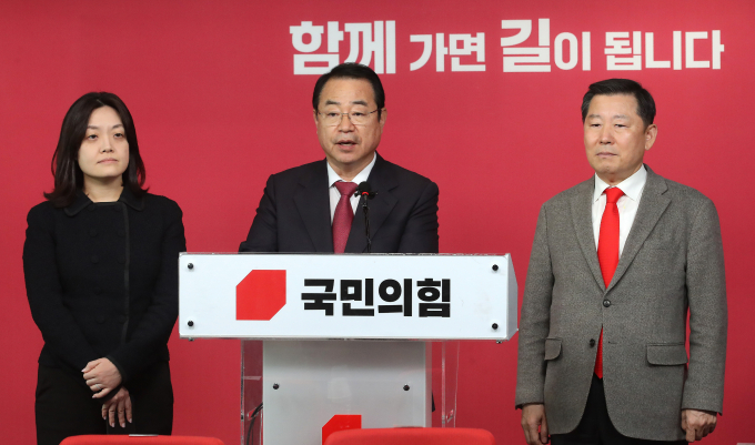 지난 17일 국민의힘 공천관리위원회는 논란을 빚어 공천 취소된 장예찬, 도태우 후보 대신 정연욱 전 동아일보 논설위원, 김기웅 전 통일부 차관을 각각 공천했다. 사진은 정영환 국민의힘 공천관리위원장(가운데)이 지난 14일 서울 여의도 중앙당사에서 제22차 공천관리위원회의 결과를 발표하는 모습. /사진=뉴스1