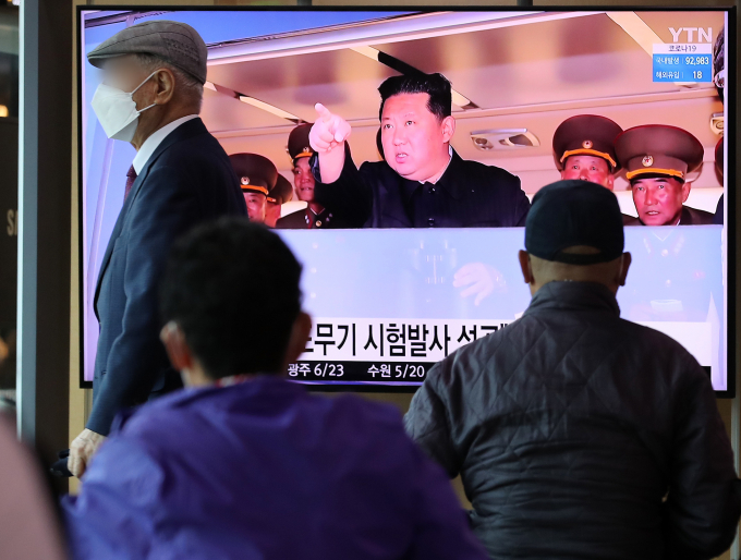 한 50대 남성이 인터넷 카페에 북한을 찬양하는 글을 게시해 1심에서 징역형의 집행유예를 선고받았다. 사진은 지난 2022년 4월17일 서울역 대합실에서 시민들이 북한의 신형전술유도무기 시험발사 관련 뉴스를 시청하고 있는 모습. /사진=뉴스1