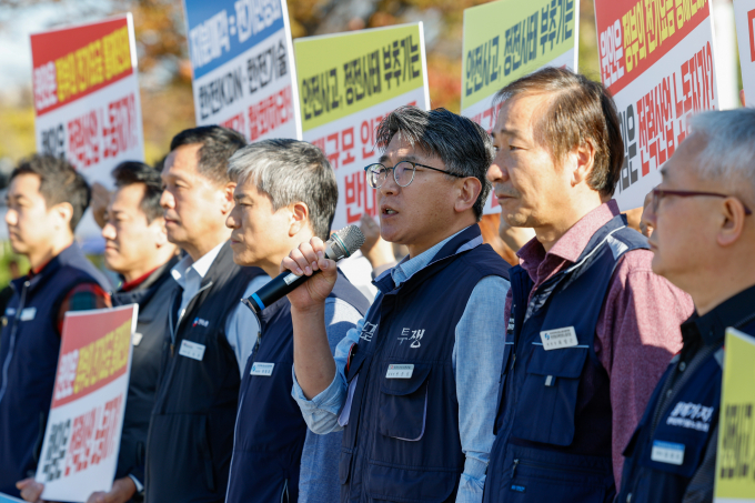 지난해 11월8일 박종섭 한전KDN노동조합 위원장이 용산 대통령실 앞에서 열린 '한전 자구안 관련 지분매각 인력감축 반대 기자회견'에 참석해 발언하고 있다. / 사진=뉴스1 안은나 기자 