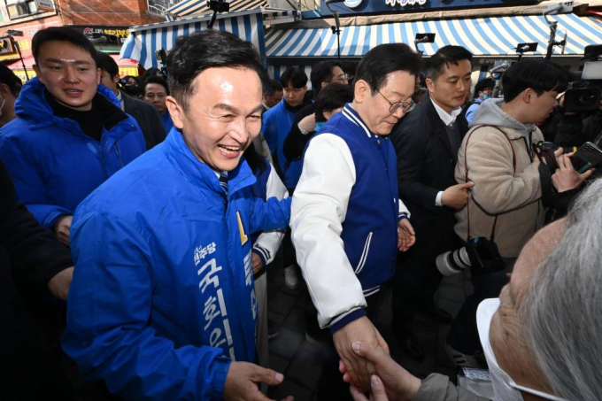 류삼영 더불어민주당 서울 동작을 후보가 고(故) 채수근 해병의 계급과 이름을 오기한 것에 대해 해명했다. 사진은 지난 13일 서울 동작구 남성사계시장에서 이재명 더불어민주당 상임공동선거대책위원장과 함께 인사하는 류삼영 후보. /사진= 뉴시스 
