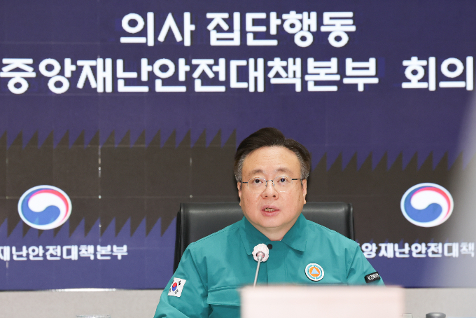 정부의 의대 증원 방침에 반발해 전공의에 이어 의대 교수들까지 집단사직 움직임을 보이고 있는 상황에 대해 정부가 심각한 우려를 표했다. 조규홍 보건복지부 장관이 18일 서울 종로구 정부서울청사에서 열린 의사 집단행동 중앙재난안전대책본부 회의에서 모두발언을 하고 있다. /사진=뉴스1