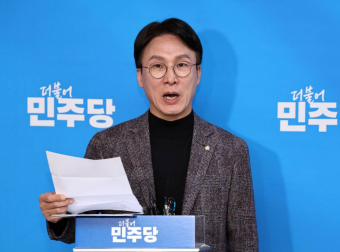 더불어민주당 총선 상황실장인 김민석 의원이 양문석 민주당 경기 안산갑 후보에 대해 "공천 취소는 논의된 바 없다"고 일축했다. 사진은 지난 5일 오후 서울 여의도 국회에서 브리핑을 하고 있는 김민석 더불어민주당 총선상황실장. /사진= 뉴스1