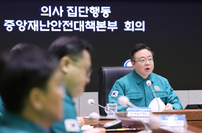 빅5 병원 의대 교수들의 집단 사직 움직임이 이어지고 있는 가운데 연세대 의대 교수들이 18일 오후 5시 향후 대응 방향을 논의한다. 조규홍 보건복지부 장관이 18일 서울 종로구 정부서울청사에서 열린 의사 집단행동 중앙재난안전대책본부 회의에서 모두발언을 하고 있다. /사진=뉴스1