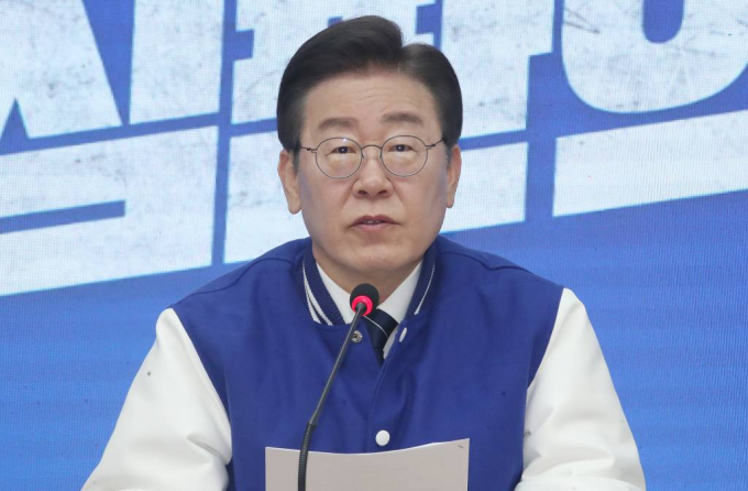 이재명 더불어민주당 대표가 '언론인 회칼 테러 사건'에 대해  황상무  대통령실 시민사회수석비서관의 경질과 대통령의 사과를 촉구했다. 사진은 18일 오전 서울 여의도 민주당 중앙당사에서 열린 제3차 중앙선거대책회의에서 발언을 하고 있는 이재명 대표. /사진= 뉴스1