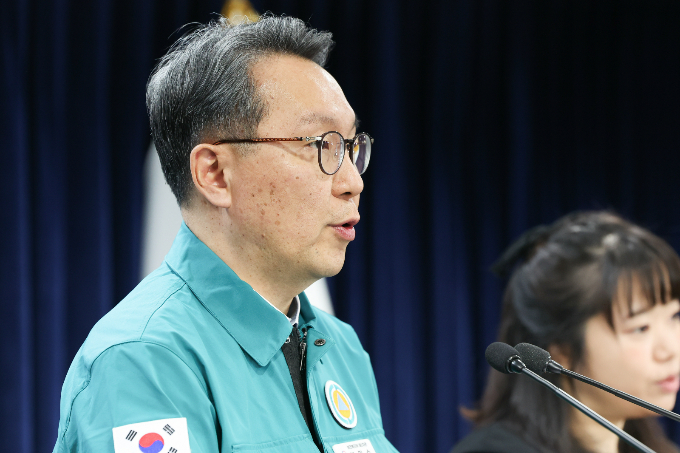 정부가 행위별 수가제도를 가치 기반 지불제도로 혁신해 나갈 예정이다. 의대 교수들의 집단 행동에 대해서는 "납득될 만한 이유가 아니다"라고 비판했다. 박민수 보건복지부 제2차관이 18일 서울 종로구 정부서울청사에서 의사 집단행동 중앙재난안전대책본부 브리핑을 하고 있다. /사진=뉴스1
