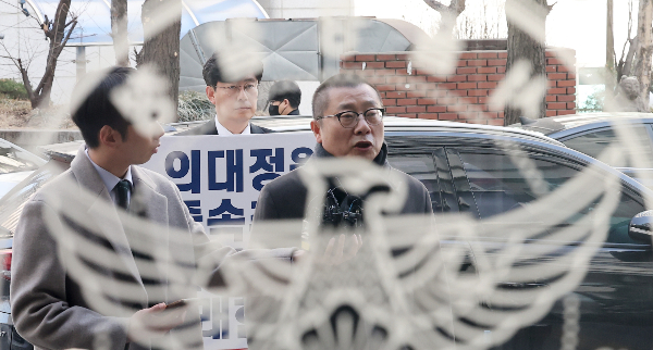 박명하 대한의사협회 비상대책위원회 조직강화위원장이 전공의 집단사직 공모 혐의에 대한 3차 조사를 받기 위해 서울경찰청 공공범죄수사대에 출석했다. 사진은 18일 오전 서울 마포구 서울경찰청 공공범죄수사대에 출석해 입장을 밝히는 박 위원장. /사진=뉴스1